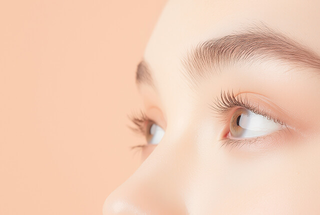 女性の目元