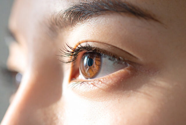 女性の目元